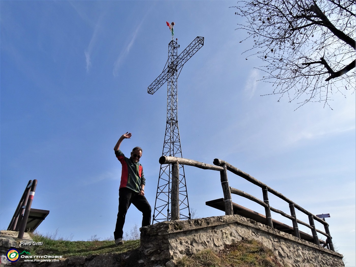 45 Alla alta croce di vetta (25 m) del Monte Ubione (895 m).jpg